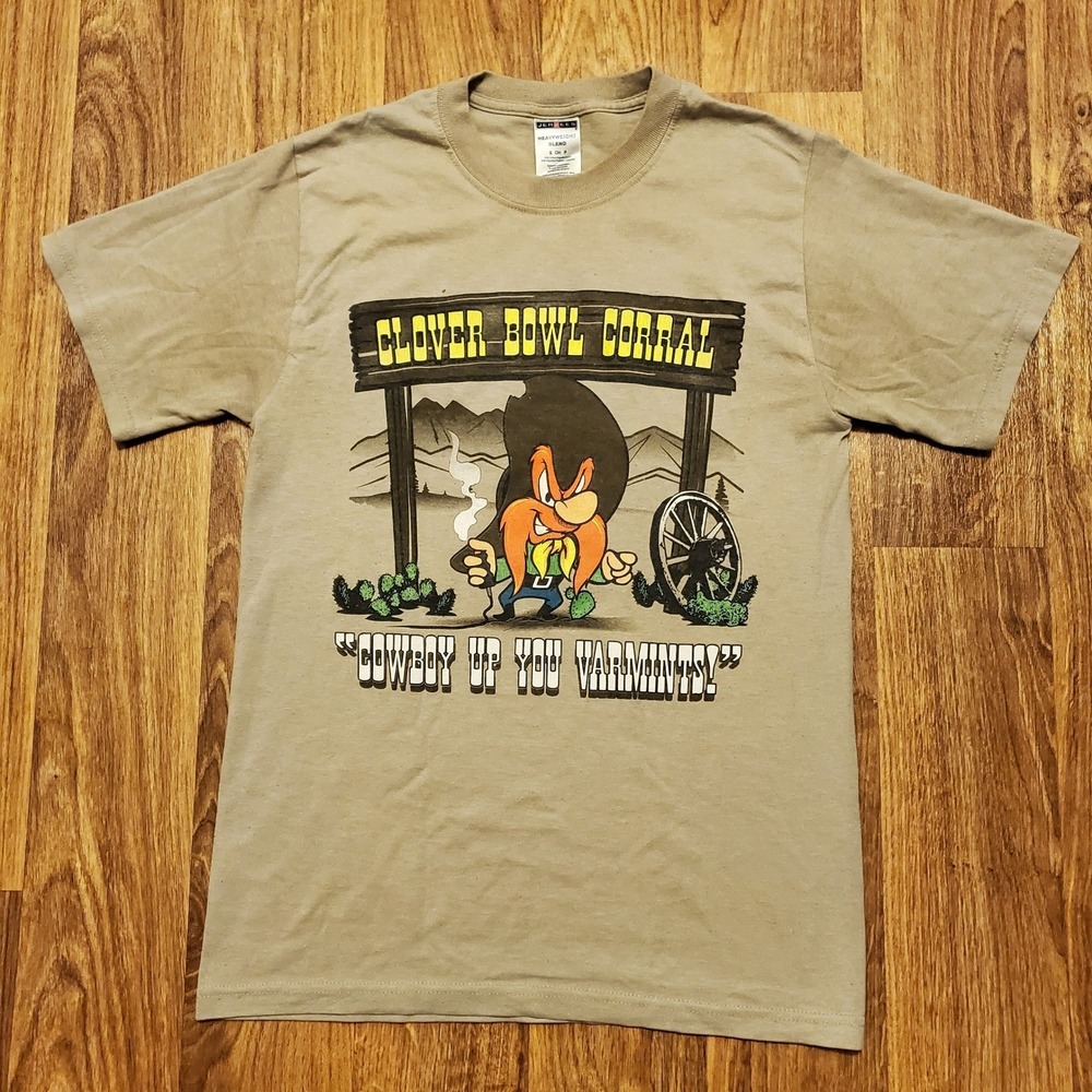 Yosemite Sam Shirt Men Small Tan Clover Bowl Corral Wanted Varmints Graphic‎